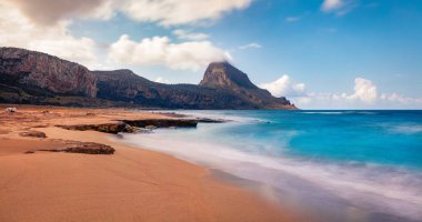 Monte Cofano Ulusal Parkı, Sicilya, San Vito Burnu, İtalya, Avrupa 'nın sakin bahar manzarası. Akdeniz 'in tapılası sabah deniz manzarası. Doğa konseptinin güzelliği.