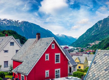 Norveç 'in Hordaland ilçesindeki Odda kasabasında tipik Norveç mimarisi. Hardangerous Fjord 'un güzel yaz manzarası. Seyahat konsepti arka planı.