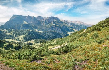 Schneibstein dağ sırtındaki Konigsee Gölü 'nün üstündeki kablodan inanılmaz bir manzara. Almanya ve Avusturya Alpleri sınırında aydınlık bir yaz sabahı. Berchtesgaden konumu, Bavyera, Almanya.
