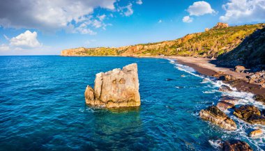 Uçan İHA 'nın görüntüsü. Torre Conca plajının harika bahar manzarası. Akdeniz 'in nefes kesici sabah deniz manzarası. Sicilya, İtalya ve Avrupa 'nın büyüleyici doğa manzarası. 