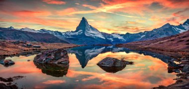 Stellisee Gölü 'nün sakin sabah manzarası. Arka planda Matterhorn / Cervino zirvesi var. İsviçre Alpleri, Zermatt tatil köyü, İsviçre, Avrupa 'nın egzotik sonbahar manzarası. Doğa konseptinin güzelliği.