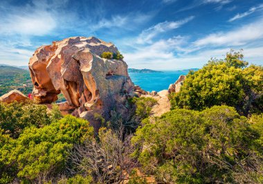 Ayı Kayası 'nın egzotik yaz manzarası. Sardinya Adası, Capo D 'orso, Olbia-Tempio ili, İtalya, Avrupa' nın fantastik sabah manzarası. Doğa konseptinin güzelliği