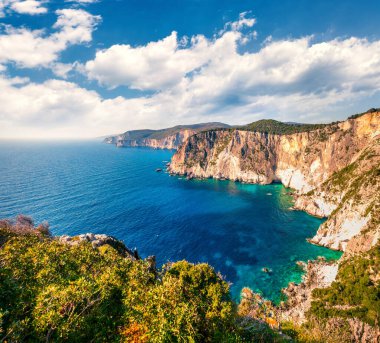 İyon Denizi 'ndeki yüksek uçurumların yay manzarası. Zakynthos (Zante) adasının güneşli sabah deniz manzarası, Yunanistan, Avrupa. Doğa konseptinin güzelliği.