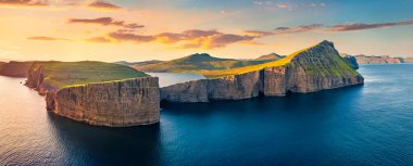 Uçan İHA 'nın görüntüsü. Sorvagsvatn Gölü, Vagar, Faroe Adaları, Danimarka, Avrupa 'nın inanılmaz akşam manzarası. Atlantik Okyanusu 'nda inanılmaz bir yaz günbatımı. Doğa konseptinin güzelliği