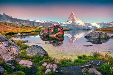 Stellisee Gölü 'nün renkli yaz manzarası. Güneş doğmadan birkaç dakika önce. İsviçre Alpleri, İsviçre, Avrupa 'da Matterhorn (Monte Cervino, Mont Cervin) ile harika açık hava sahnesi.