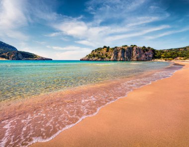 Voidokilia plajının renkli bahar manzarası. İyon Denizi 'nde parlak bir sabah sahnesi, Pilos kasabası, Yunanistan, Avrupa. Doğa konseptinin güzelliği. İşlenmiş fotoğraf sonrası sanatsal stil.