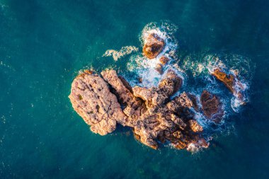 Akdeniz 'deki volkanik kayaların yukarıdan görünüşü. Milazzo yarımadasının kıyısında uçan bir dronun görüntüsü. Sicilya, İtalya, Avrupa 'nın harika bahar sahnesi. Doğa konseptinin güzelliği