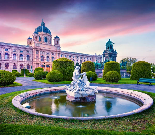 玛丽亚 特蕾莎广场色彩艳丽的落日 还有著名的自然史博物馆 自然历史博物馆 和喷泉 波蒂图户外场景 奥地利维也纳 艺术风格经处理后的照片 — 图库照片