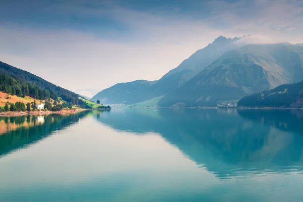 Sonniger Sommermorgen Reschensee Graun Vinschgau Morgennebel Provinz Bozen Südtirol Italien — Stockfoto