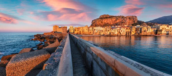 Cefalu町のパノラマの春の街並み 地中海 シチリア島 イタリア ヨーロッパの素晴らしい夕日 旅のコンセプト背景 — ストック写真