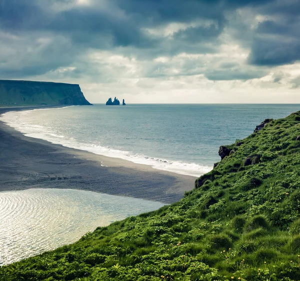 Dramatisk Sommarmorgon Dyrholaey Naturreservat Med Utsikt Över Svarta Sund Reynisfjara — Stockfoto