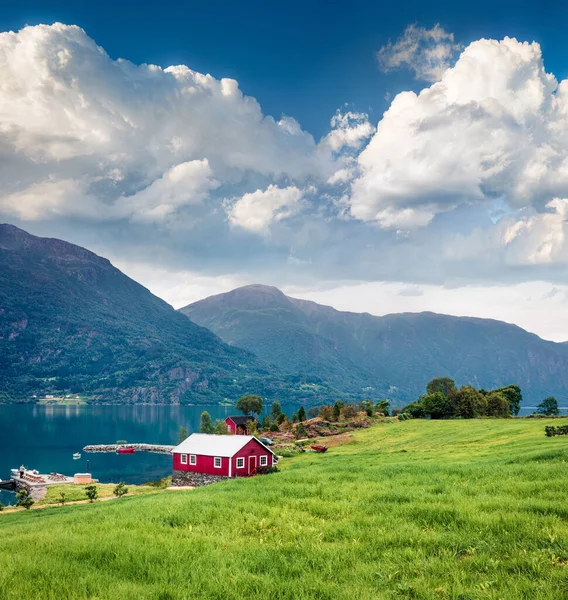 Tipik Norveç Kırsalında Kırmızı Boyalı Duvarlı Manzarası Norveç Avrupa Resim — Stok fotoğraf