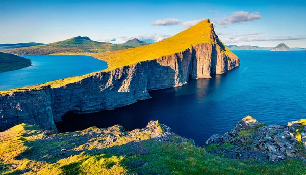 Vista Manhã Ensolarada Lago Sorvagsvatn Vagar Ilhas Faroé Dinamarca Europa — Fotografia de Stock