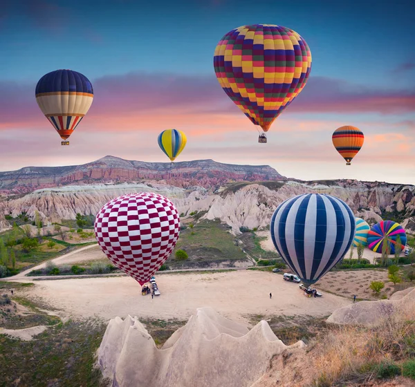 Sabahın Erken Saatlerinde Cappadocia Balonlarla Uçmak Kırmızı Gül Vadisi Goreme — Stok fotoğraf