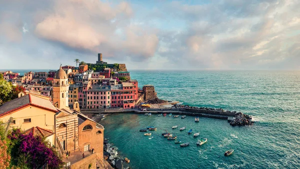 Cinque Terre Régiót Alkotó Város Egyike Vernazza Színes Tavaszi Reggel — Stock Fotó