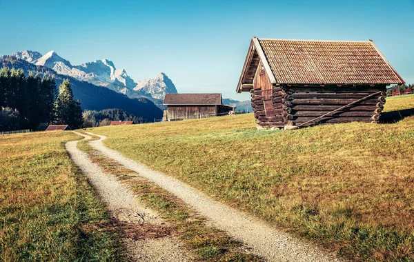 Scène Matinale Ensoleillée Village Garmisch Partenkirchen Avec Chaîne Montagnes Zugspitze — Photo