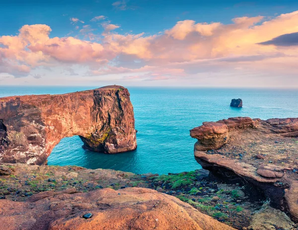 Dyrholaey kemerinin resimli akşam sahnesi. İzlanda 'nın güney kıyısındaki Dyrholaey Doğa Koruma Alanı' nda renkli bir yaz günbatımı. İşlenmiş fotoğraf sonrası sanatsal stil.