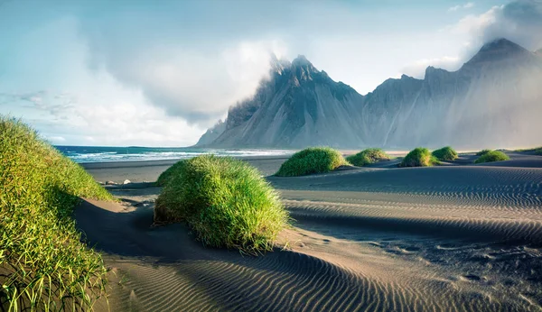 Czarne Wydmy Przylądku Stokksnes Południowo Wschodnim Wybrzeżu Islandii Vestrahorn Góra — Zdjęcie stockowe