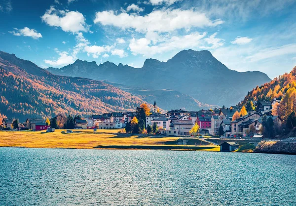 Złote Wzgórza Wokół Małego Alpejskiego Tovn Silvaplana Malowniczy Widok Jezioro — Zdjęcie stockowe