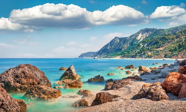 Avali Sahili 'nin göz kamaştırıcı bahar manzarası. İyon Denizi 'nin resimli sabah deniz manzarası. Lefkada Adası, Yunanistan, Avrupa 'nın muhteşem doğa manzarası. Doğa konseptinin güzelliği.