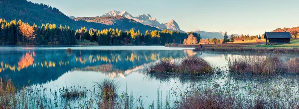 Wagenbruchsee (Geroldsee) gölünün arka planında Zugspitze sıradağları bulunan muhteşem sabah manzarası. Bavyera Alpleri, Almanya, Avrupa 'nın güzel sonbahar manzarası. Instagram filtre tonlaması.