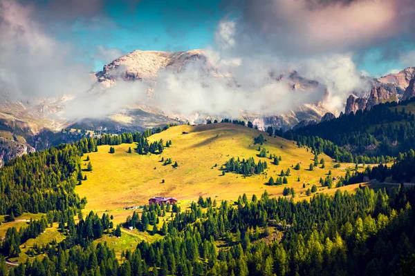 Ηλιόλουστο Πρωινό Στο Dolomite Alps Όμορφο Ομιχλώδες Τοπίο Στα Βουνά — Φωτογραφία Αρχείου