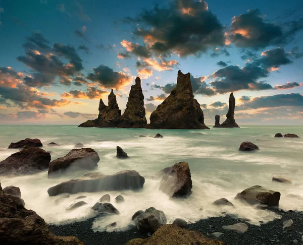Atlantik Okyanusu Ndaki Reynisdrangar Kayalıklarının Dramatik Deniz Manzarası Güney Zlanda — Stok fotoğraf