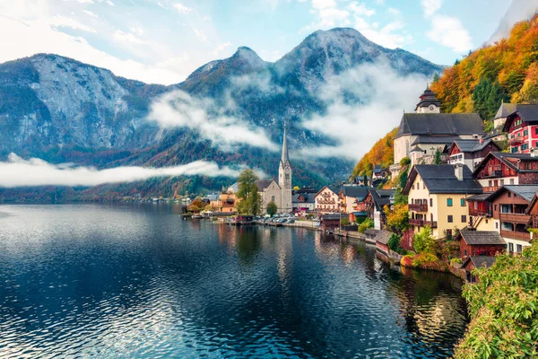 Misty Herfst Scene Van Hallstatt Meer Schitterende Ochtend Bezichtiging Van — Stockfoto