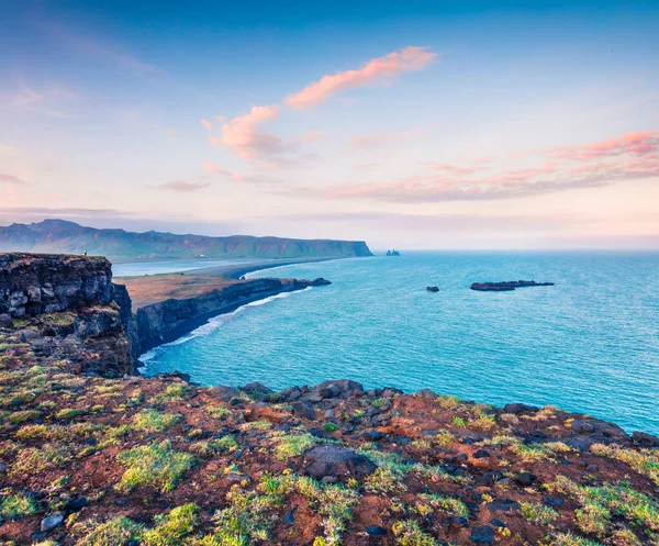 Färgglada Sommarsolnedgången Kirkjufjaras Strand Kvällsutsikt Över Reynisdrangar Klippor Från Dyrholaey — Stockfoto