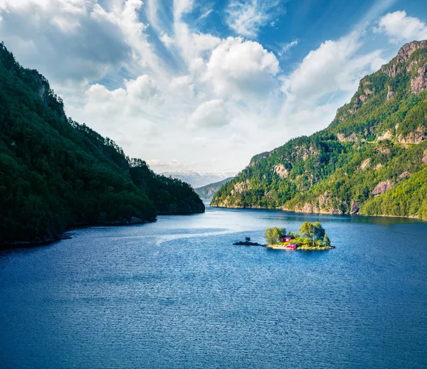 Incredibile Vista Estiva Con Piccola Isola Con Tipico Edificio Norvegese — Foto Stock