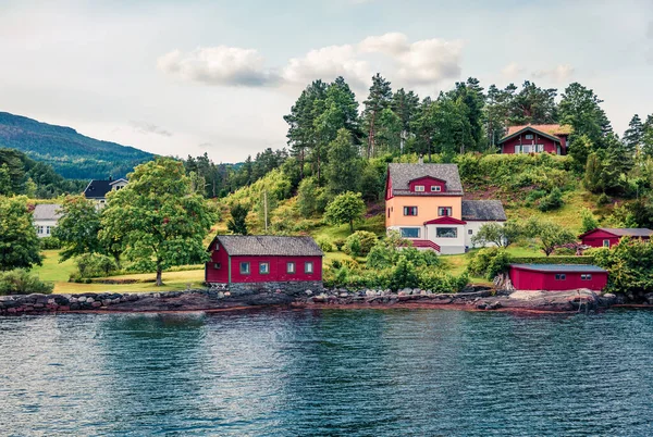 Nádherný Letní Pohled Typickou Norskou Vesnici Břehu Fjordu Pozadí Konceptu — Stock fotografie