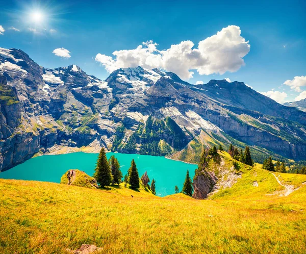 Úžasné Letní Ráno Jedinečném Jezeře Oeschinensee Nádherná Venkovní Scéna Švýcarských — Stock fotografie