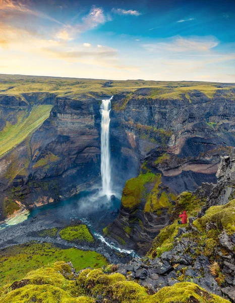 アイスランドで2番目に高い滝の携帯電話で写真を撮る ハイフォス 深い峡谷の絵のような日の出の景色 アイスランドへの旅行 自然の概念の背景の美しさ — ストック写真