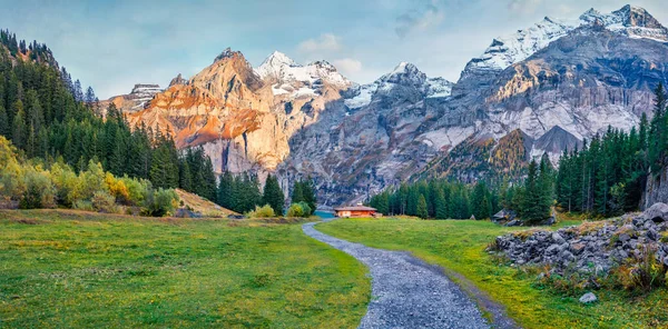 Séta Oeschinensee Tóhoz Pompás Esti Jelenet Svájci Alpok Bluemlisalp Hegy — Stock Fotó