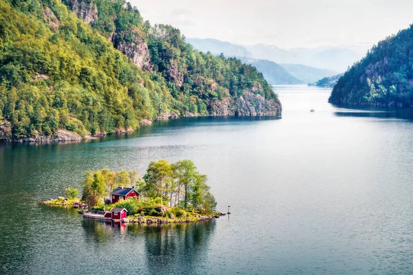 Magnifica Vista Estiva Con Piccola Isola Con Tipico Edificio Norvegese — Foto Stock