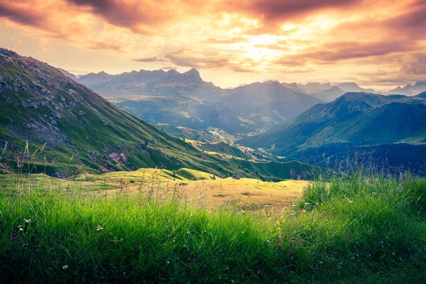 Dolomite Alplerinde dramatik gündoğumu. Pordoi Geçidi 'nden renkli yaz manzarası, Bolzano ili - Güney Tyrol, İtalya, Avrupa