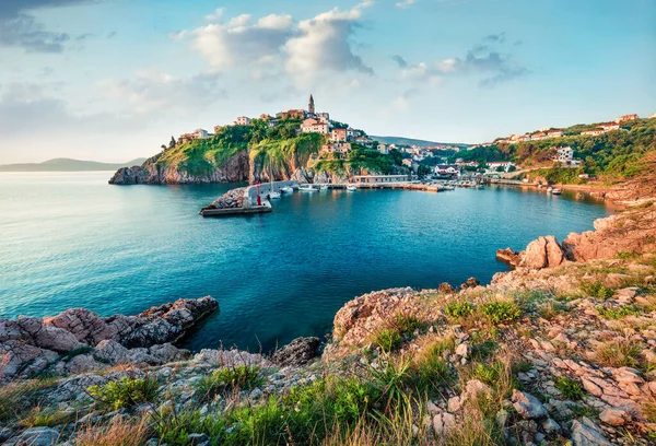 ブルブニクの町の晴れた朝の街並み アドリア海 クルク島 クヴェルナー湾群島 クロアチア ヨーロッパのロマンチックな夏の海 地中海諸国の美しい世界 — ストック写真