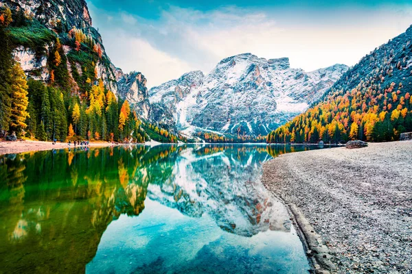 Gyönyörű Őszi Kilátás Nyílik Braies Lake Dolomiti Alpok Látványos Reggeli — Stock Fotó