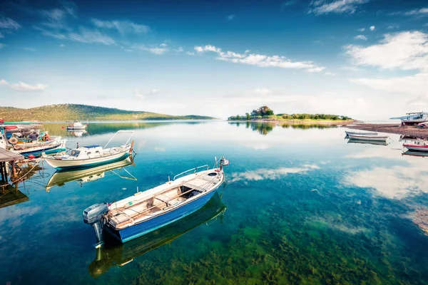 Fesselnde Frühlingsszene Eines Kleinen Fischerhafens Mikrovivos Atemberaubende Morgenlandschaft Der Ägäis — Stockfoto