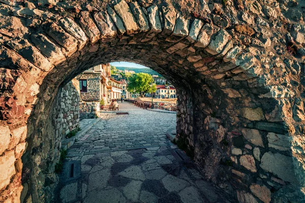 Malerischer Frühlingsblick Durch Den Bogen Der Stadt Nafpaktos Schöne Morgenszene — Stockfoto