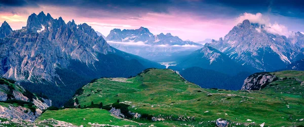 国立公園Tre Cime LavaredoのCadini Misurina山脈のカラフルな朝の景色 南チロルのドロマイト アルプスでの日の出 場所オーロンゾ イタリア ヨーロッパ — ストック写真