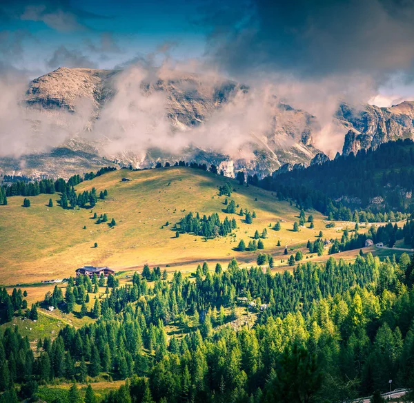 Scena Estiva Soleggiata Nelle Alpi Dolomiti Bellissimo Paesaggio Nebbioso Montagna — Foto Stock