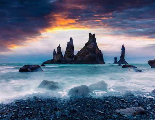 Atlantik Okyanusu Ndaki Reynisdrangar Kayalıklarının Dramatik Deniz Manzarası Güney Zlanda — Stok fotoğraf