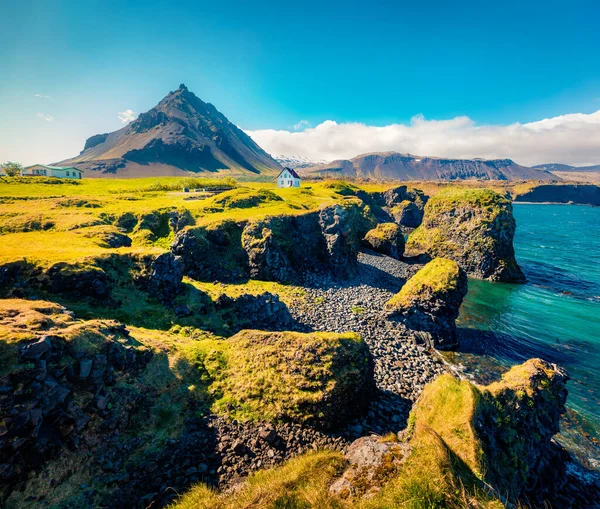 山脚下的小渔村迷人的夏景 Stapafell Arnarstapi或Stapi 冰岛农村令人印象深刻的早晨景象 旅行概念背景 — 图库照片