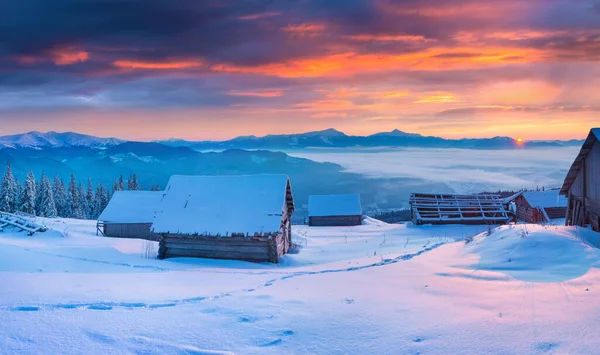 山間の村で信じられないほどの冬の日の出 霧の朝のシーン ハッピー新年のお祝いのコンセプト 芸術風のポスト処理写真 — ストック写真
