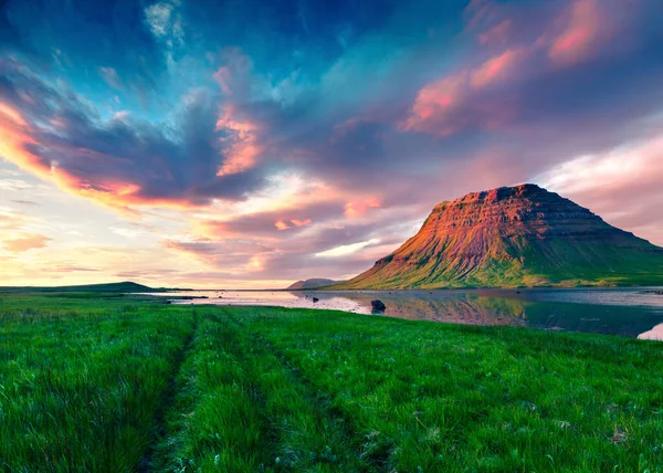 Barevný Letní Západ Slunce Kirkjufell Mountain Městě Grundarfjordur Večerní Scéna — Stock fotografie