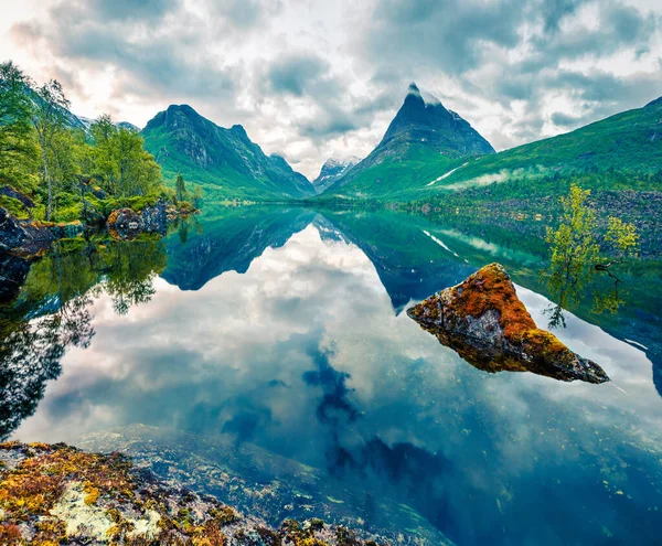 Splendida Vista Estiva Del Lago Innerdalsvatna Scena Drammatica Mattutina Norvegia — Foto Stock