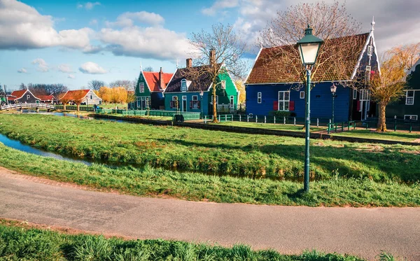 Tipische Nederlandse Gebouwen Zaanstad Zonnig Voorjaarsuitzicht Het Nederlandse Platteland Lichte — Stockfoto