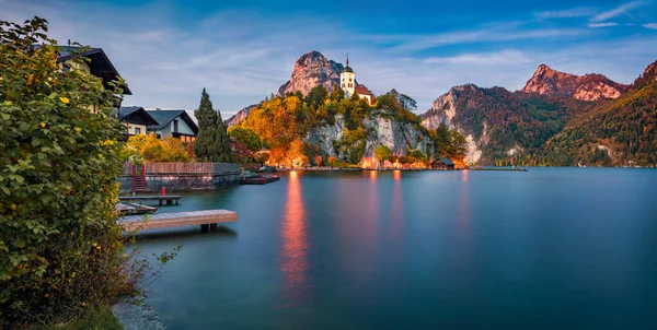 Drámai Kilátás Johannesbergkapelle Templomra Csodálatos Jelenet Traunsee Tóról Színes Őszi — Stock Fotó