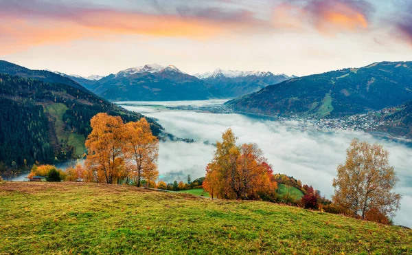 Fantástica Vista Del Lago Zell Impresionante Amanecer Otoño Ciudad Austriaca —  Fotos de Stock